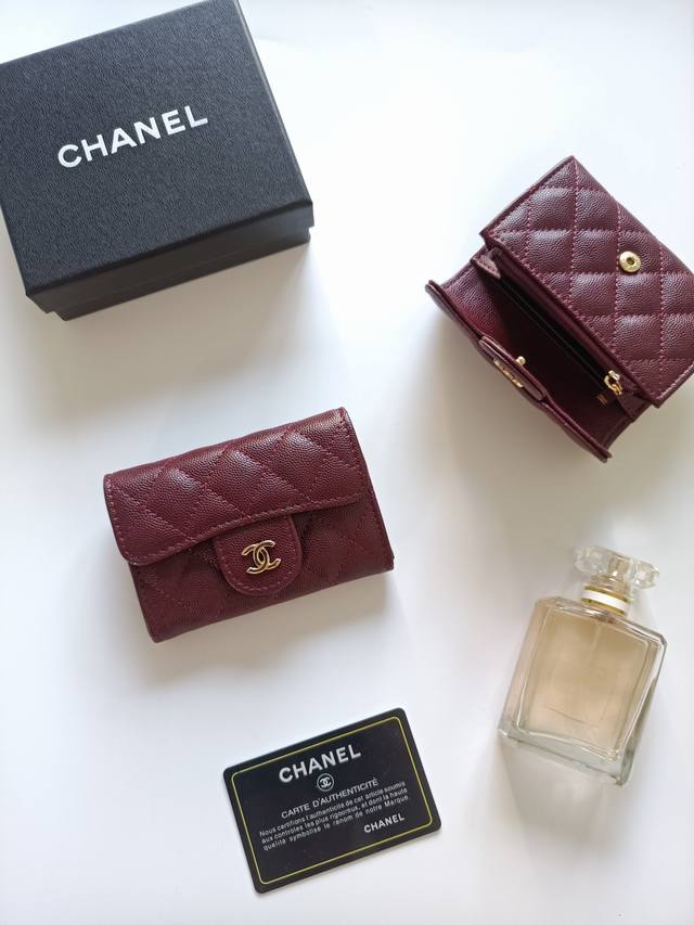 100 Chanel's new cardholder has arrived. This cardholder features an internal zi