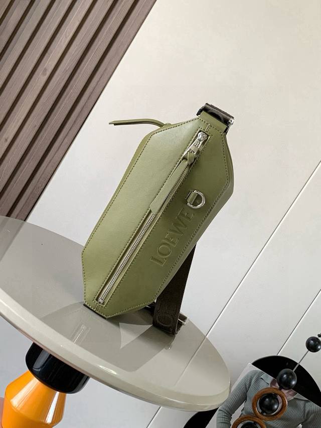 p820 经典牛皮革变形 Sling 手袋 紧凑型 Sling 手袋配有可调节 Loewe 织带和品牌标志金属搭扣可打开以改变手袋容量并实现多种携带方式。外部拉