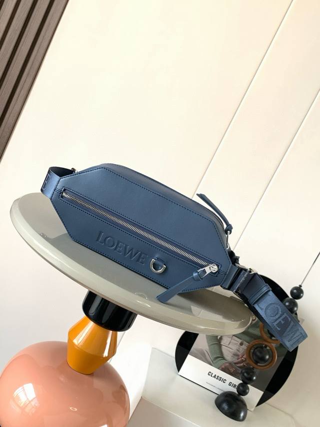 p820 经典牛皮革变形 Sling 手袋 紧凑型 Sling 手袋配有可调节 Loewe 织带和品牌标志金属搭扣可打开以改变手袋容量并实现多种携带方式。外部拉
