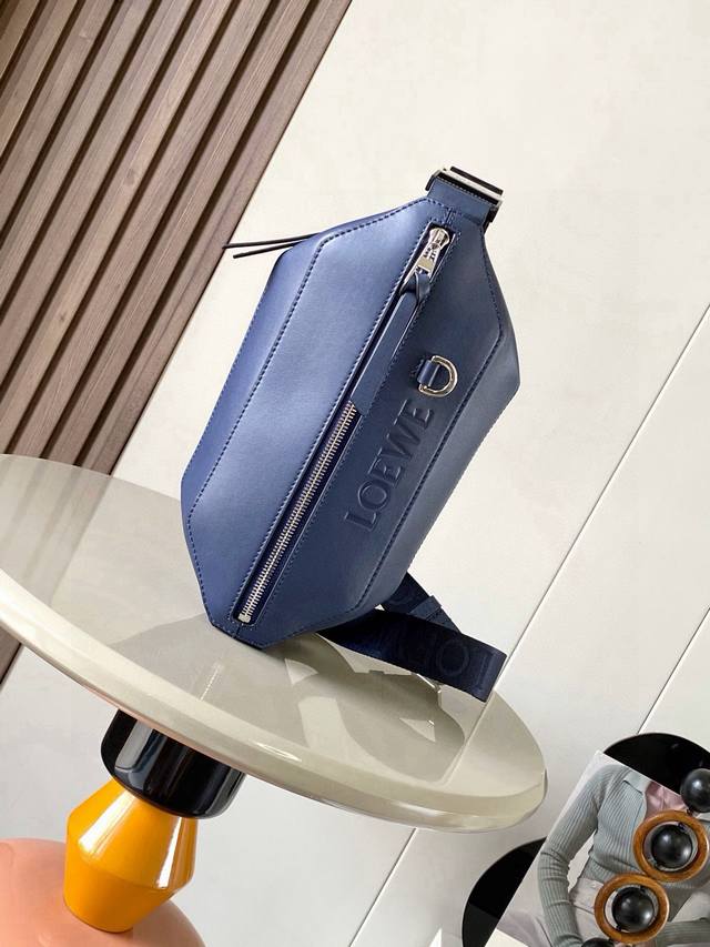 p820 经典牛皮革变形 Sling 手袋 紧凑型 Sling 手袋配有可调节 Loewe 织带和品牌标志金属搭扣可打开以改变手袋容量并实现多种携带方式。外部拉