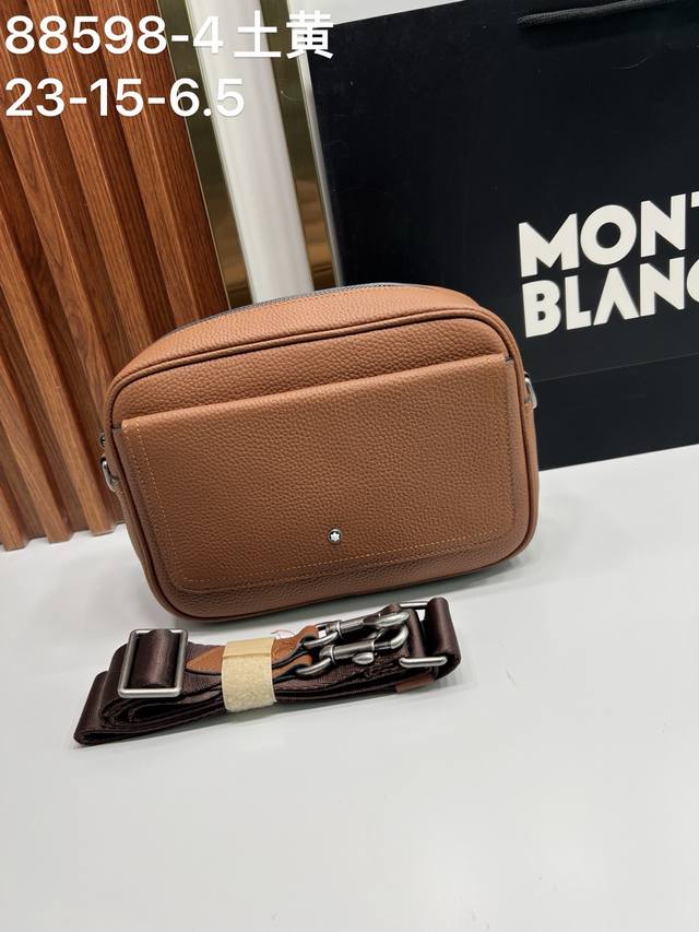 340。Montblanc 万宝龙88598-4黑色粒面牛皮斜挎包丨土黄 23-15-6.5Cm 全粒面牛皮耐磨抗造 双仓收纳设计 可调节织带肩带 标志性六角白