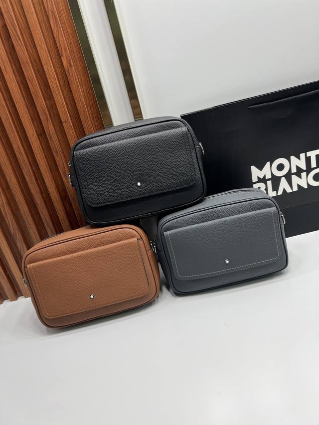 340。Montblanc 万宝龙88598-4黑色粒面牛皮斜挎包丨黑色 23-15-6.5Cm 丨全粒面牛皮耐磨抗造 双仓收纳设计 可调节织带肩带 标志性六角