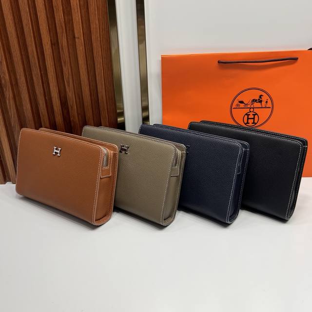 300。Hermes 爱马仕8820-7 头层荔枝纹皮革，藏着不张扬的精致。 金属H扣点亮细节，利落走线勾勒轮廓，搭配可拆卸腕带， 可盐可甜的通勤手包，装得下日