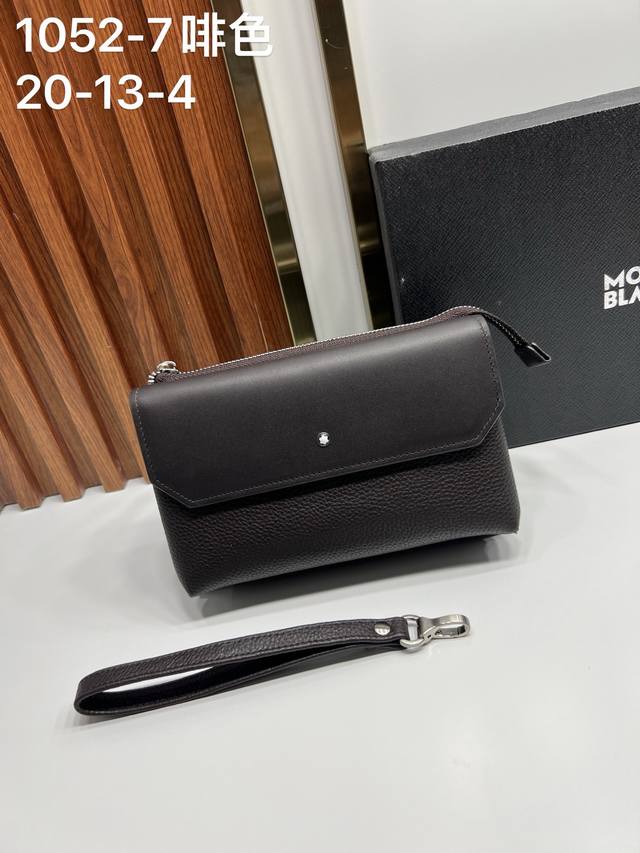350。Montblanc 万宝龙 万宝龙风格手拿包 款号1052-7咖啡 这是一款商务休闲风格的黑色手拿包，设计上带有万宝龙 Montblanc 标志性的六角