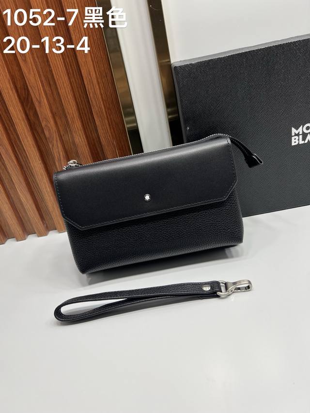 350。Montblanc 万宝龙 万宝龙风格手拿包 款号1052-7黑色 这是一款商务休闲风格的黑色手拿包，设计上带有万宝龙 Montblanc 标志性的六角