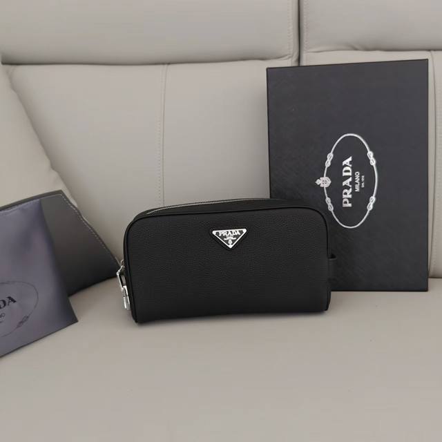 p460 A hot-selling item! This exquisite clutch is crafted from recycled polyeste