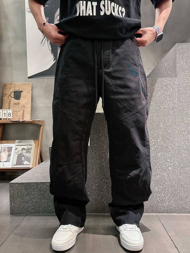 210 Balenciaga 顶级货品 2026春夏新款休闲裤！品牌经典Logo休闲裤 ，定制面料，舒适度极好，手触感强烈。辨识度极高，完美品相工艺。黑色 灰色
