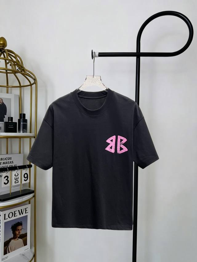 p160 Balenciaga 巴黎世家手绘T恤。色彩分布均匀 宽松版型 不变形不缩水 高标准定制，客供进口高档280克纯棉面料质感非常细腻，细节工艺精湛考究，