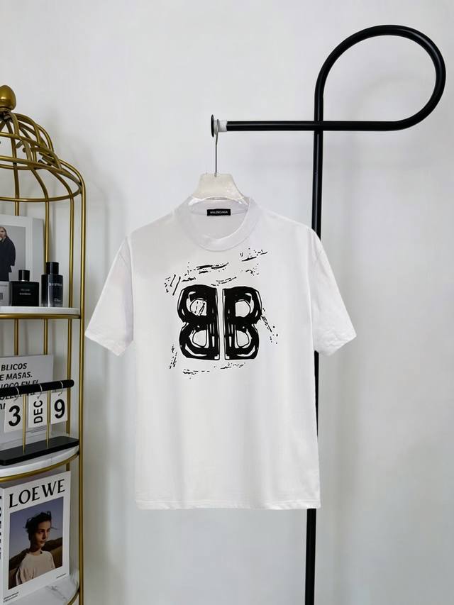 p150 支持年后Balenciaga 巴黎世家、26Ss高版本胸贴印花Logo圆领短袖T恤。面料采用定制280G支双股精棉平纹高密无尘全棉布料，Os版型宽松慵