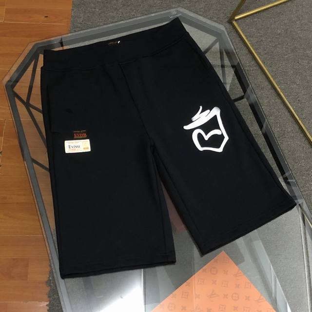 p150 注→ 区别市场垃圾货 广州高版本对版对色 福神新款男士倒钩小海鸥口袋与标志涂鸦印花短裤 原版面料高版本高品质 网红明星同款 由街头文化获得灵感，这件T