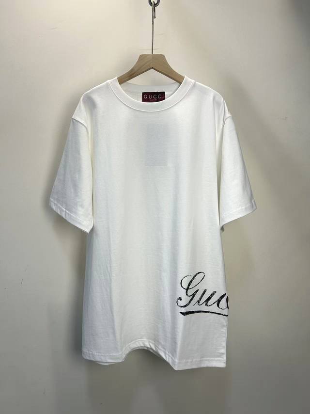 140 Gucci high-quality crew neck T-shirt, adorned with the Gucci logo print, mad