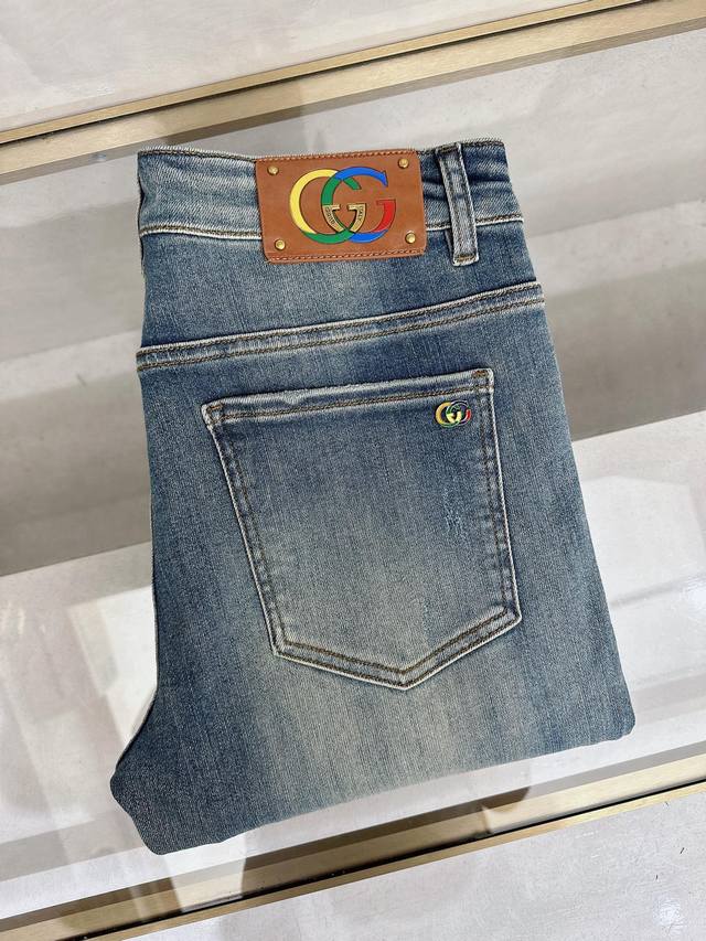 p270 Gucci's latest men's casual jeans for Spring/Summer 2026! Heavy-duty washed