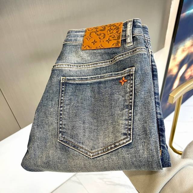 p270 1V威登、2026春夏新品丹宁牛仔裤。以标志性细节重塑经典。款式采用简约流畅的修身剪裁,聚焦于后袋的奢华装饰:上方饰有经典的压花皮革标牌,下方点缀品牌 p270 1V威登、2026春夏新品丹宁牛仔裤。以标志性细节重塑经典。款式采用简约流畅的修身剪裁,聚焦于后袋的奢华装饰:上方饰有经典的压花皮革标牌,下方点缀品牌