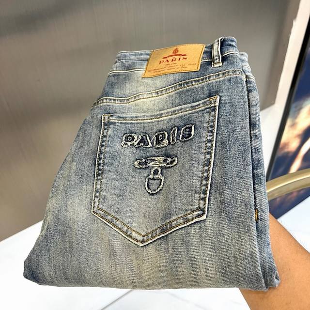p270 Prada 2026 Spring/Summer New Arrival Jeans. Featuring a retro wash, the dis p270 Prada 2026 Spring/Summer New Arrival Jeans. Featuring a retro wash, the dis