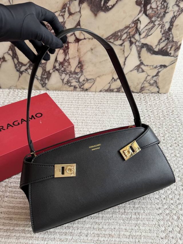 p310 Comes with box. Ferragamo Trifolio shoulder bag. A classic and stylish desi