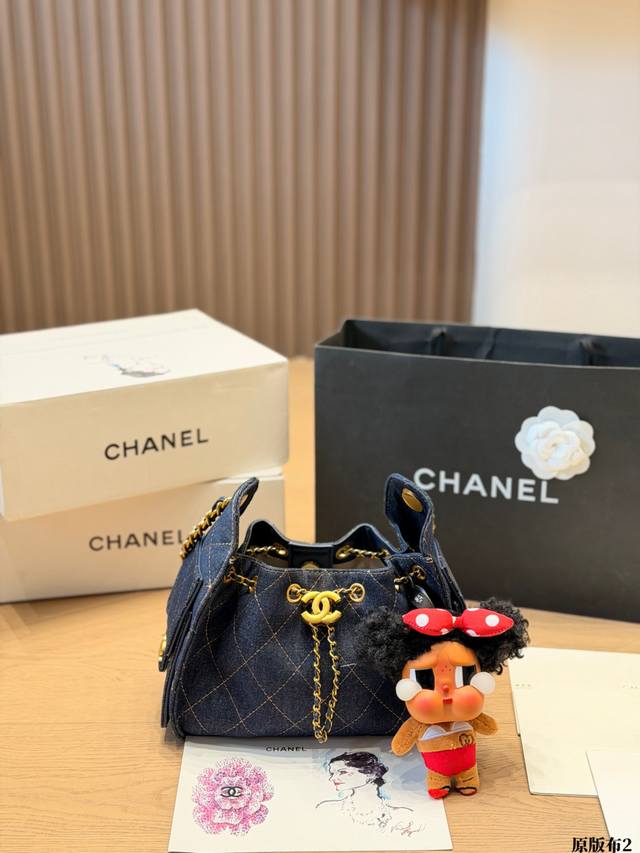 复刻版 p350 香奈儿26p牛仔25Bag 香奈儿26p系列25Bag Mini牛仔款，深蓝丹宁布+金色链条，复古又时髦。经典菱格纹+双口袋抽绳设计，实用又有