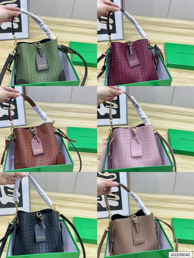 200 Box included. Bottega Veneta bucket bag. Stylish and beautiful, this bag has