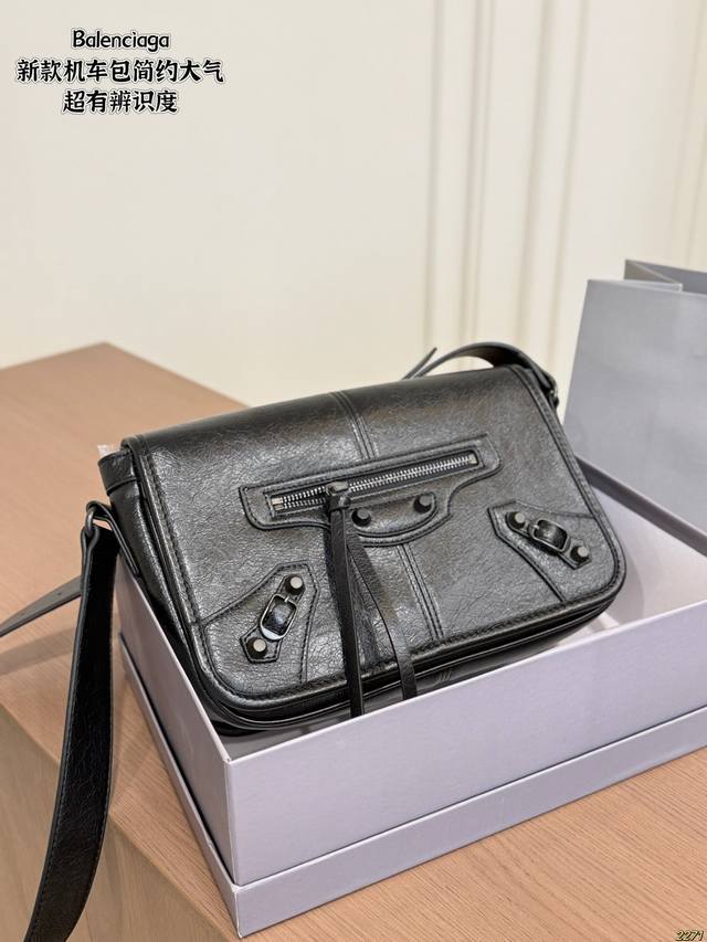 p270 with box. Balenciaga motorcycle bag. New Balenciaga design. Easily compleme