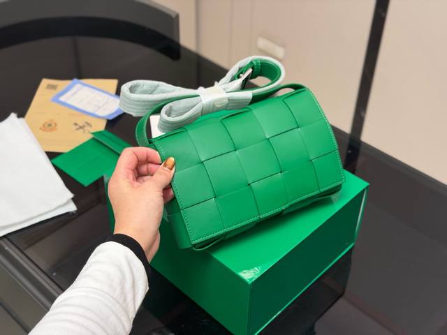 p230 Comes with box. Size: 22*14cm. Bottega Veneta Cassette bag! SpongeBob Squar
