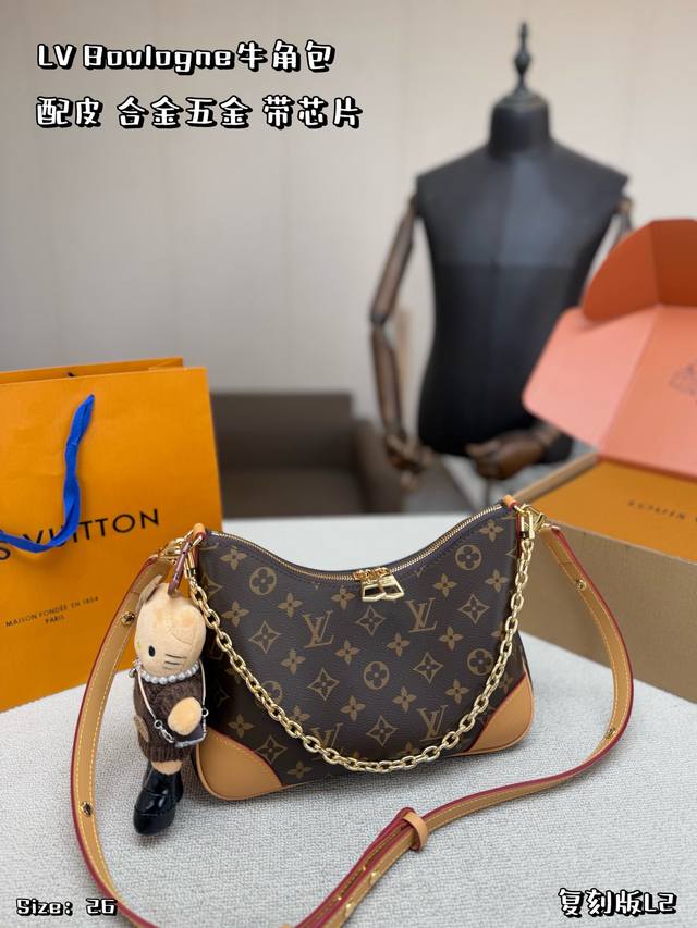 p280 Louis Vuitton Boulogne croissant bag with leather strap, chip charm, alloy