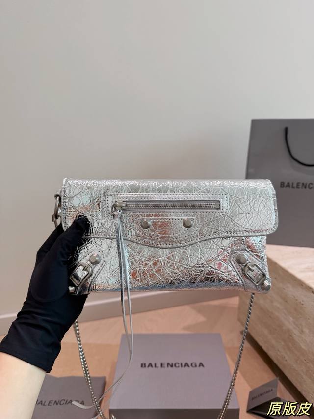 p340 Balenciaga 巴黎世家 Motorcycle Le City系列的衍生款，诞生于2001年，由当时的创意总监Nicolas GhesquièR