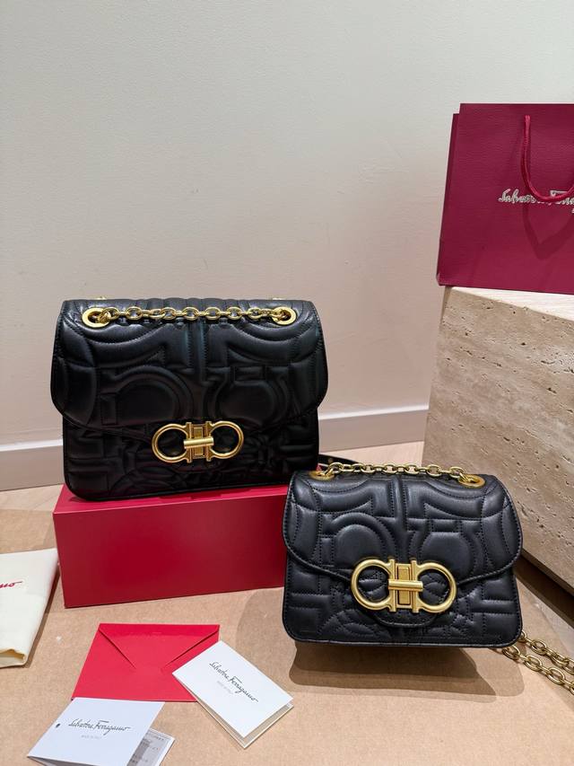 Large p360 Small p360 Ferragamo new chain underarm bag It looks really good on,