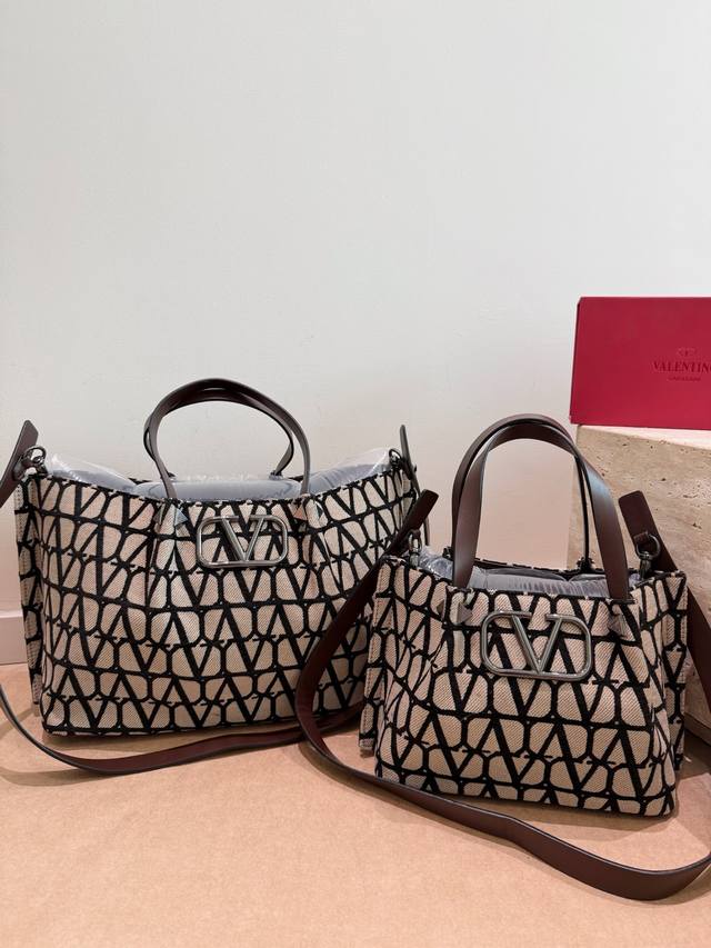 Large size p300, no box, size 37*24 Small size p290, no box, size 25*19 Valentin