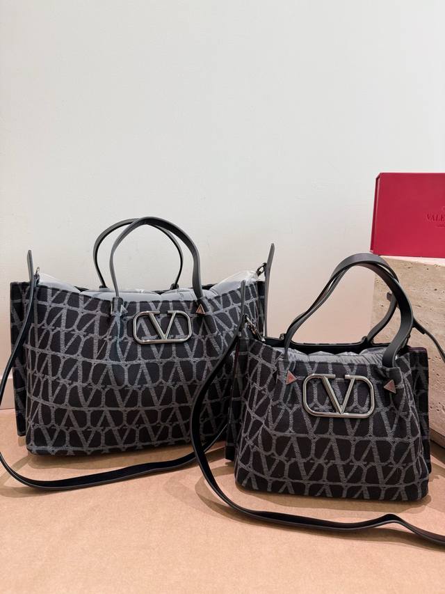 Large size p300, no box, size 37*24 Small size p290, no box, size 25*19 Valentin