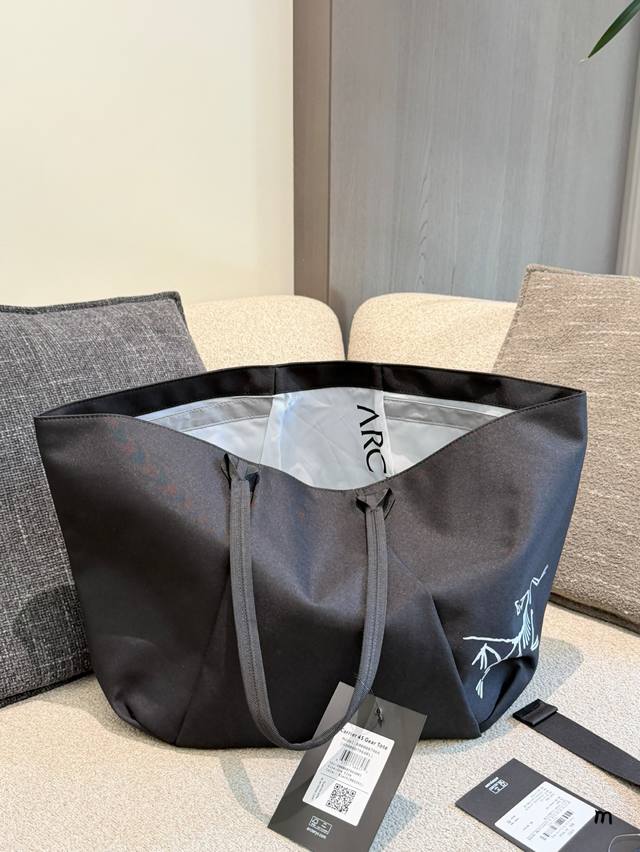 p260 Arc'teryx Carrier 45 Tote Bag The Arc'teryx Carrier 45 tote bag boasts a la p260 Arc'teryx Carrier 45 Tote Bag The Arc'teryx Carrier 45 tote bag boasts a la