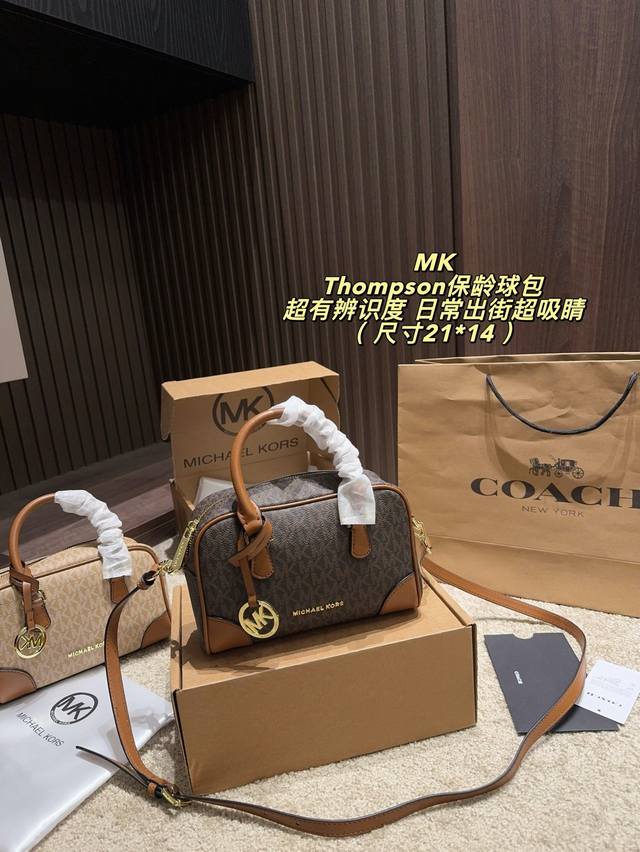 p260 (Airplane box size 21*14) This Thompson bowling bag from Mk features a clas