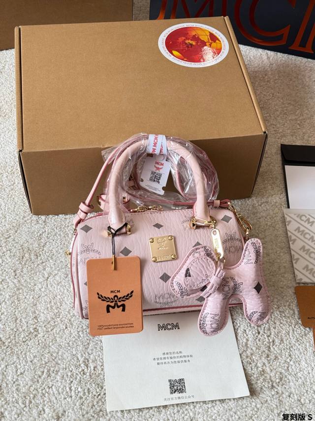 Replica p170 Mcm Boston Pillow Bag The most versatile bag in the Mcm family, the