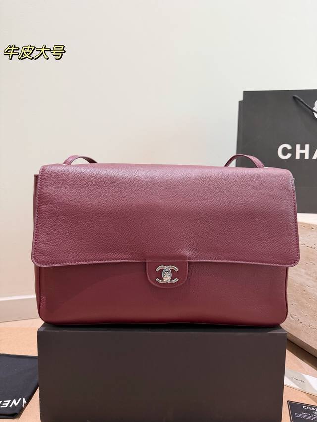 p420 p370 Chanel 26S Maxi Flap Bag, Deep Red. Made of pebbled calfskin with a si
