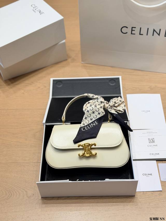 Replica p200 Celine Teen Lola Handbag Celine Teen Lola handbag, glossy calfskin Replica p200 Celine Teen Lola Handbag Celine Teen Lola handbag, glossy calfskin