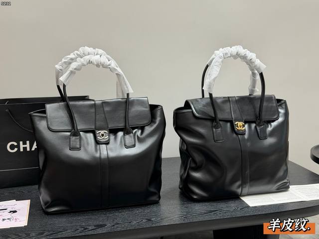 p270 No box upgraded version size 31*25Cm Chanel black and gold long-ear airport