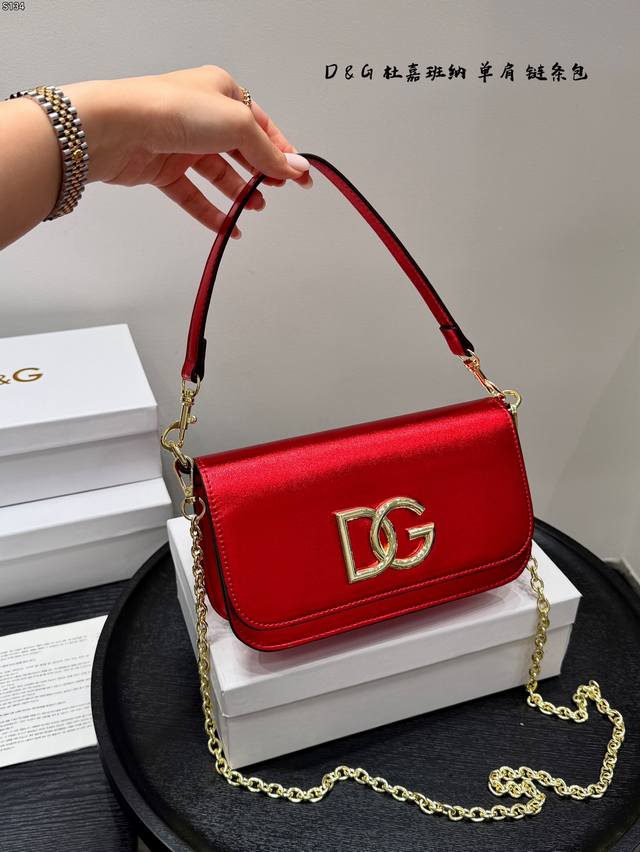 p160 Comes with box. This Dolce & Gabbana (DG) chain handbag is made of patent l
