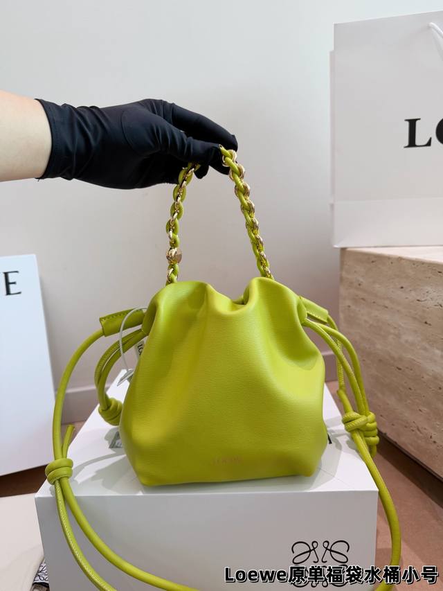 p270 Comes with box, leather, size: 13.18cm, small Loewe lucky bag ! A gift for p270 Comes with box, leather, size: 13.18cm, small Loewe lucky bag ! A gift for