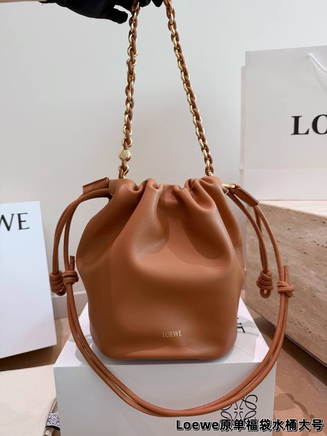 p300 Comes with box, leather, size: 20.23cm, large size. Loewe Old Money Lucky B p300 Comes with box, leather, size: 20.23cm, large size. Loewe Old Money Lucky B
