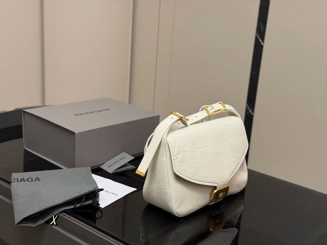 p310 Balenciaga Clicca underarm bag, so stylish! It's locked in as the next hot p310 Balenciaga Clicca underarm bag, so stylish! It's locked in as the next hot