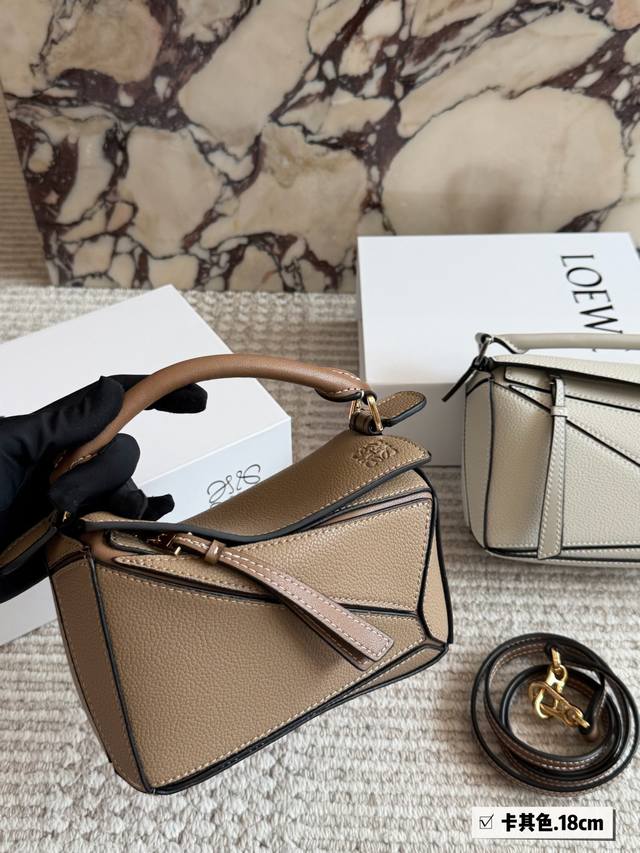 200 Comes with box. Size: 18*11cm. Small Loewe geometric puzzle bag. The colors 200 Comes with box. Size: 18*11cm. Small Loewe geometric puzzle bag. The colors