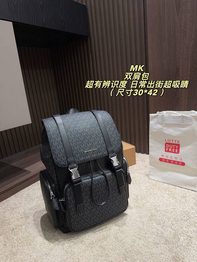p250 (No box, size 30*42) This Michael Kors backpack is simple, retro, and incre