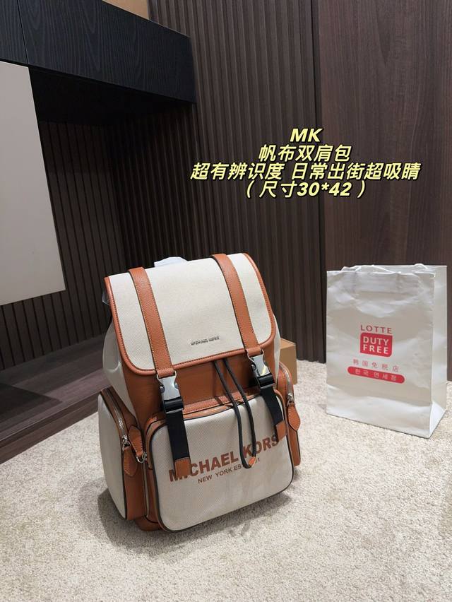 p250 (No box, size 30*42) This Michael Kors backpack features a combination of o