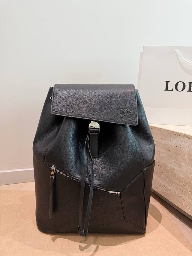 p250 Loewe's most beautiful and tasteful Puzzle series backpack. It's truly exce p250 Loewe's most beautiful and tasteful Puzzle series backpack. It's truly exce