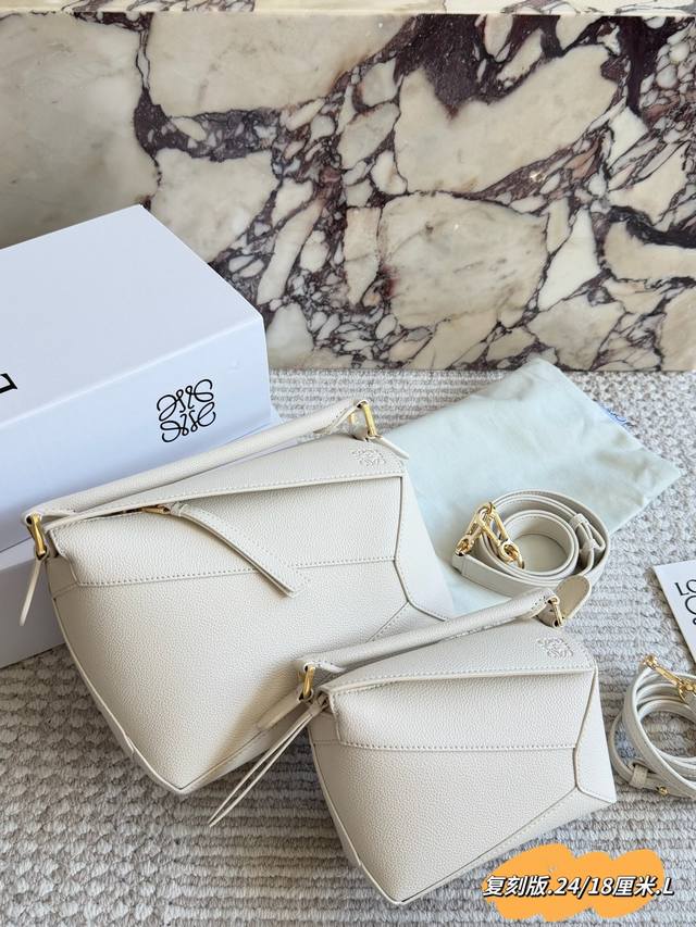 210, 250 Comes with box Size: 18*11cm (Small), 24*15cm (Large) Loewe geometric p 210, 250 Comes with box Size: 18*11cm (Small), 24*15cm (Large) Loewe geometric p