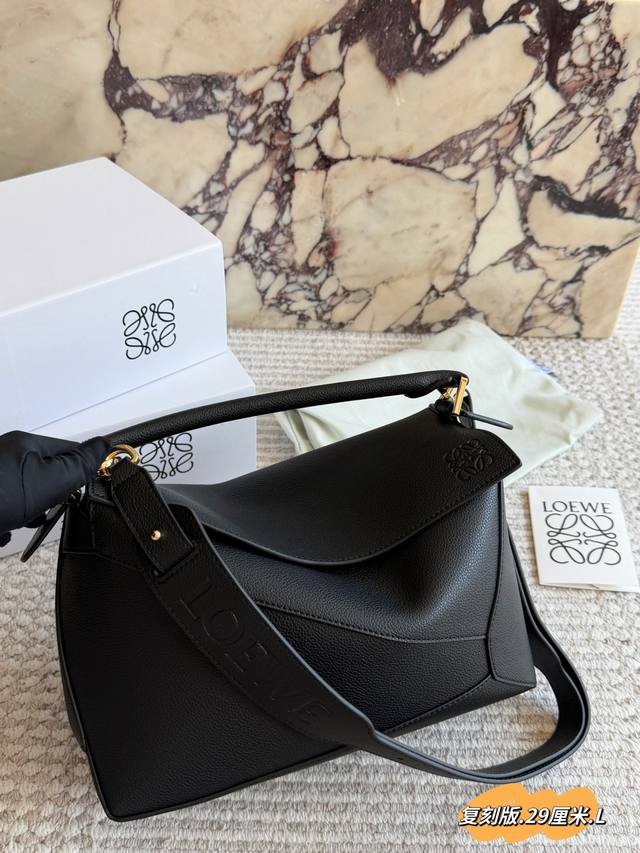 270 Large size Loewe bag with box. Size: 29*18cm. This Loewe geometric puzzle ba 270 Large size Loewe bag with box. Size: 29*18cm. This Loewe geometric puzzle ba