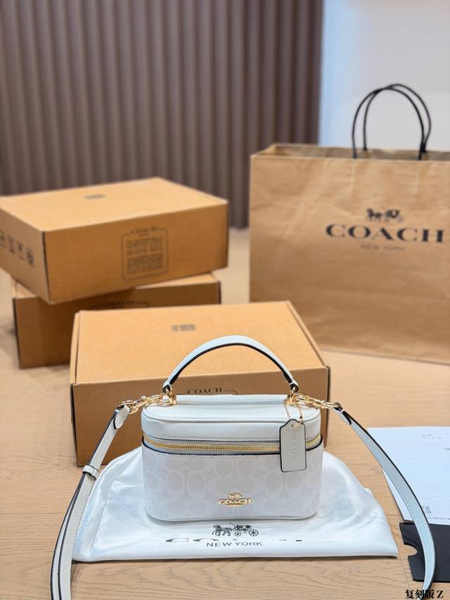 Replica p180 Coach Rainer Box Bag. This Coach Rainer box bag features a retro sq