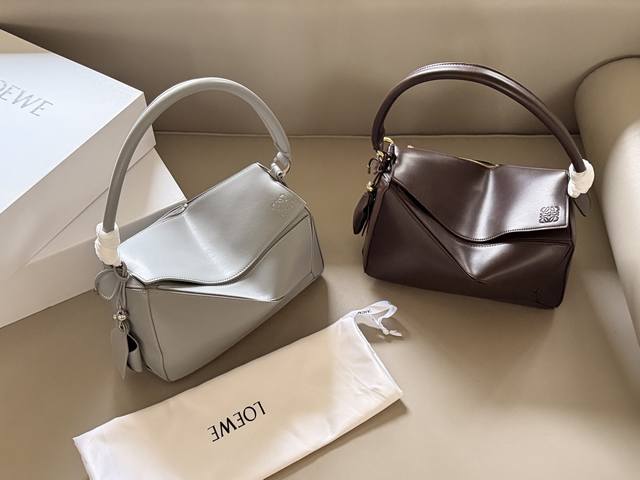 360 Box Included Size: 29*20cm The first new handbag The puzzle underarm bag is 360 Box Included Size: 29*20cm The first new handbag The puzzle underarm bag is