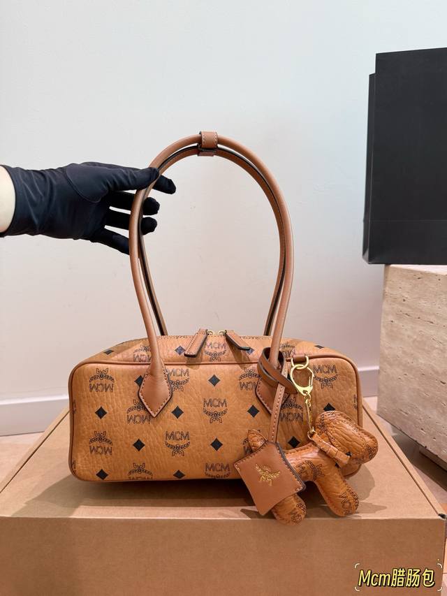 p190 Comes with box. Size: 28*11cm. This is so beautiful! New Mcm sausage bag, n