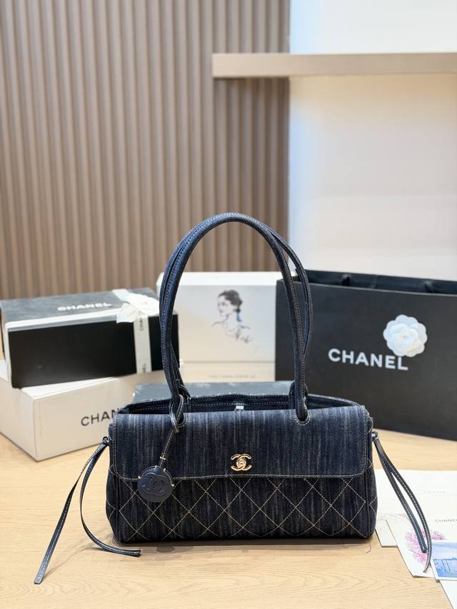 p340 香奈儿26S丹宁法棍包 香奈儿26S丹宁法棍包，深蓝丹宁布+经典菱格纹，金色双C Logo超有辨识度。手提+可调节肩带，单肩斜挎都Ok，通勤休闲都能搭