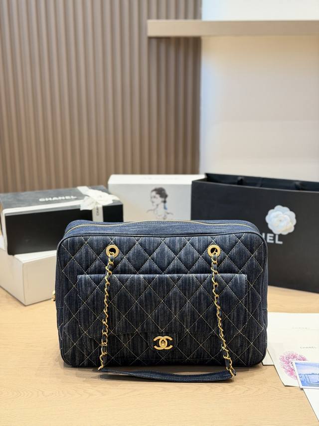 p300 Chanel 牛仔Cf系列手袋 Chanel牛仔Cf系列手袋，深蓝牛仔布+经典菱格纹，金色链条&双C Logo超有辨识度。波士顿包型，容量适中，通勤休