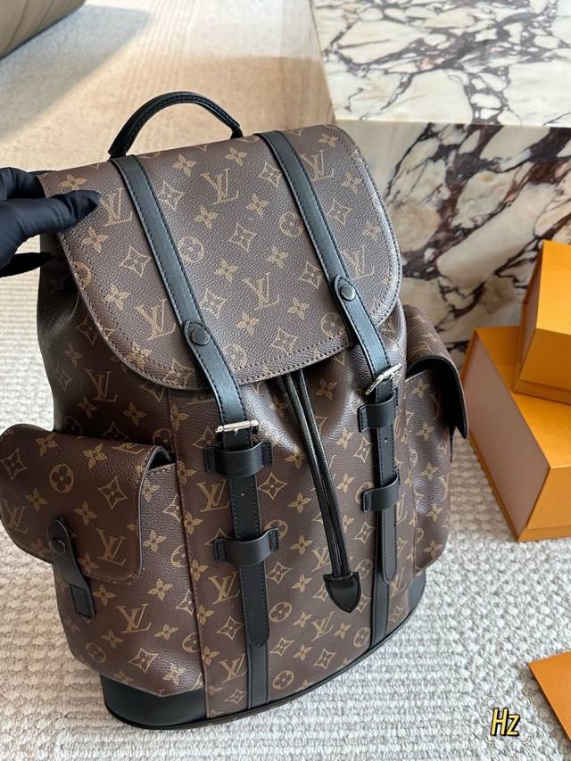Lv Tiro双肩包p250 终于找到一款能装又不丑的男生通勤包了之前一直背 Gaston Luga这个牌子来自瑞典斯德哥尔摩日，设计也很北欧，线条简洁，丝毫不